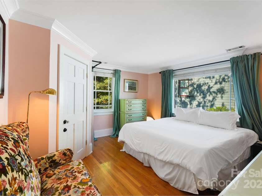 241 Kingston Avenue, Charlotte, NC 28203.  MLS# CAR4131547, YatesRealty ID 1438. 