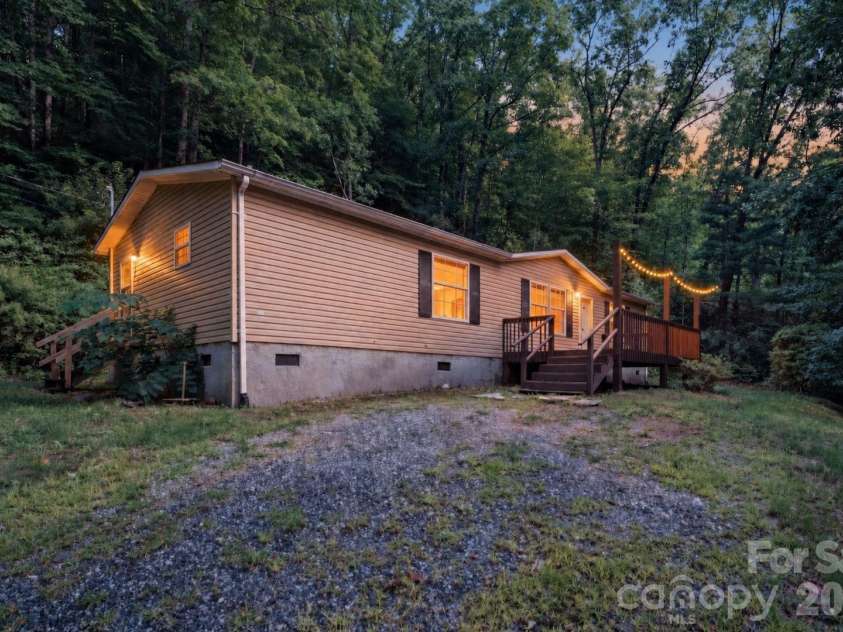 55 Twin Oaks Lane, Spruce Pine, NC 28777.  MLS# CAR4404051, YatesRealty ID 1438. 