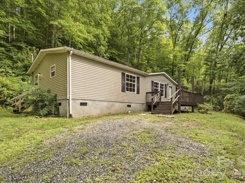 55 Twin Oaks Lane, Spruce Pine, NC 28777.  MLS# CAR4404051, YatesRealty ID 1438. 