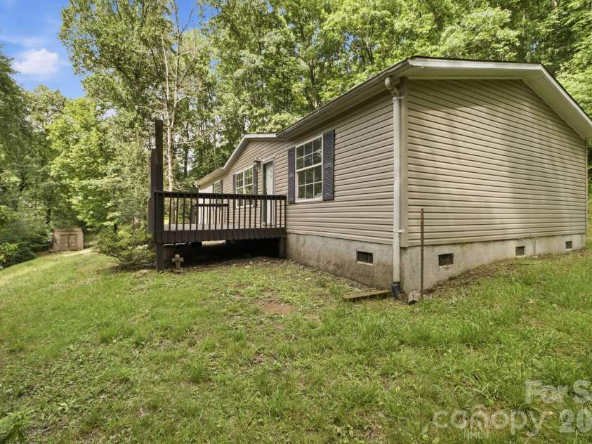55 Twin Oaks Lane, Spruce Pine, NC 28777.  MLS# CAR4404051, YatesRealty ID 1438. 