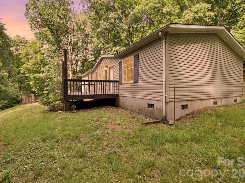 55 Twin Oaks Lane, Spruce Pine, NC 28777.  MLS# CAR4404051, YatesRealty ID 1438. 