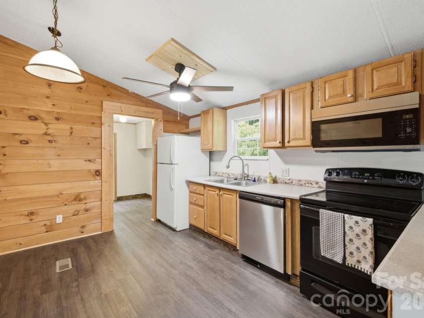55 Twin Oaks Lane, Spruce Pine, NC 28777.  MLS# CAR4404051, YatesRealty ID 1438. 