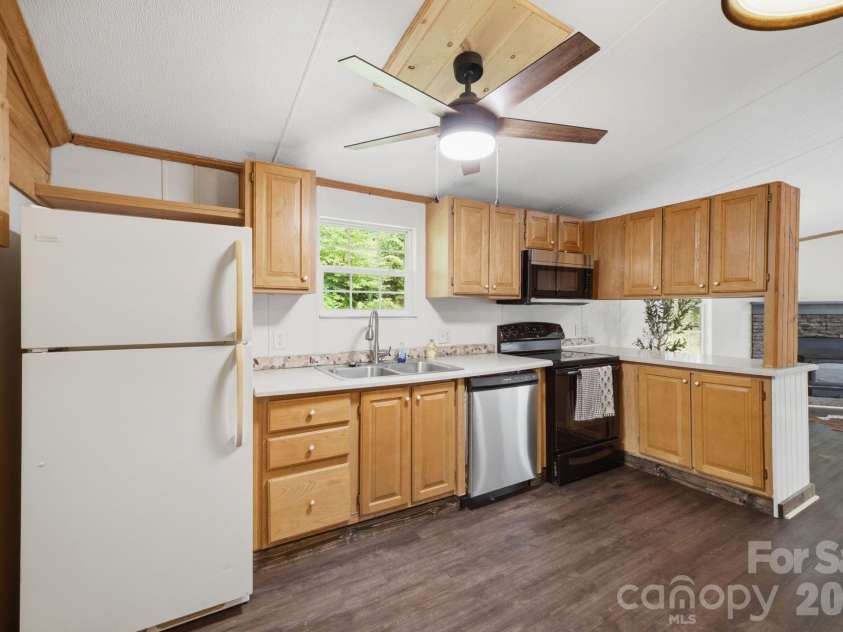 55 Twin Oaks Lane, Spruce Pine, NC 28777.  MLS# CAR4404051, YatesRealty ID 1438. 