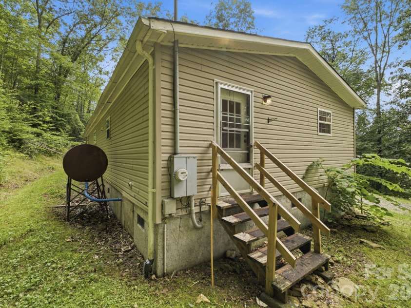 55 Twin Oaks Lane, Spruce Pine, NC 28777.  MLS# CAR4404051, YatesRealty ID 1438. 
