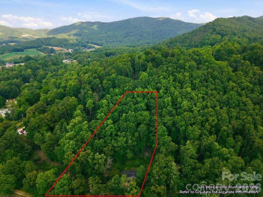 55 Twin Oaks Lane, Spruce Pine, NC 28777.  MLS# CAR4404051, YatesRealty ID 1438. 