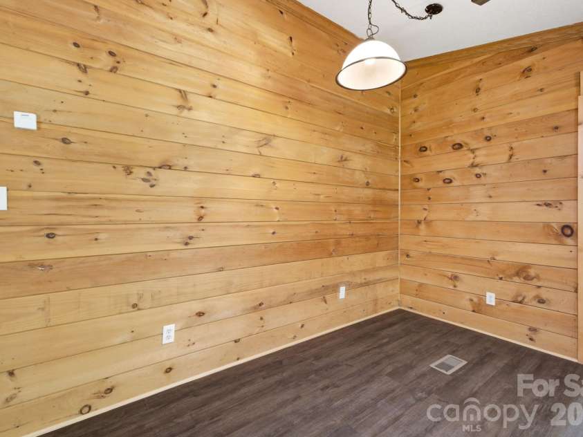 55 Twin Oaks Lane, Spruce Pine, NC 28777.  MLS# CAR4404051, YatesRealty ID 1438. Breakfast Nook