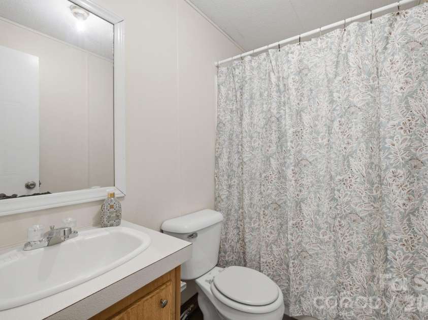 55 Twin Oaks Lane, Spruce Pine, NC 28777.  MLS# CAR4404051, YatesRealty ID 1438. Guest Bath