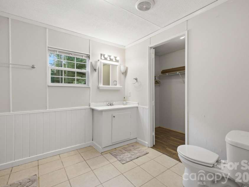 55 Twin Oaks Lane, Spruce Pine, NC 28777.  MLS# CAR4404051, YatesRealty ID 1438. Master Bath