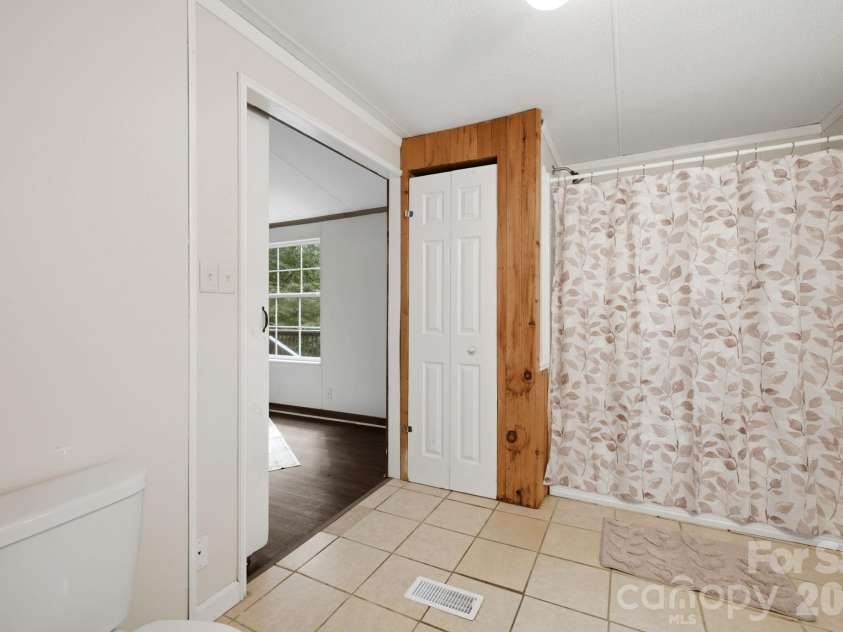 55 Twin Oaks Lane, Spruce Pine, NC 28777.  MLS# CAR4404051, YatesRealty ID 1438. Master Bath