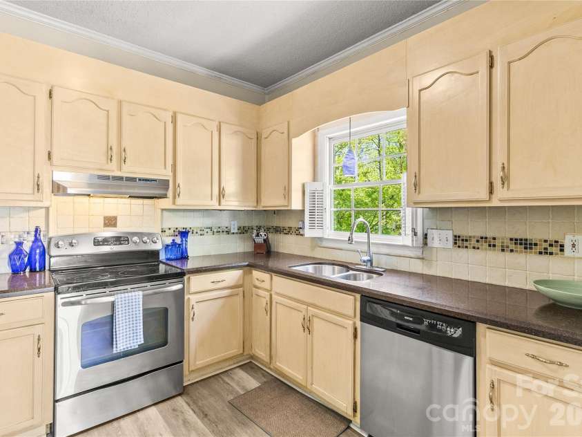 12537 Levins Hall Road, Huntersville, NC 28078.  MLS# CAR4368006, YatesRealty ID 14380. Kitchen