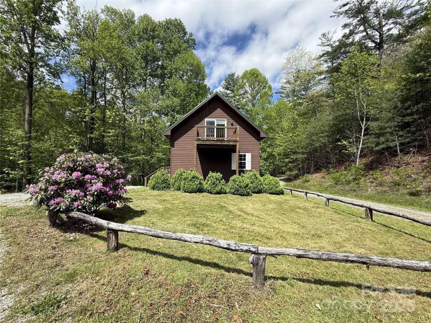 19 Winding Gap Lane, Tuckasegee, NC 28783.  MLS# CAR4254168, YatesRealty ID 14383. Welcome to 19 Winding Gap Ln. Tuckasegee, NC!