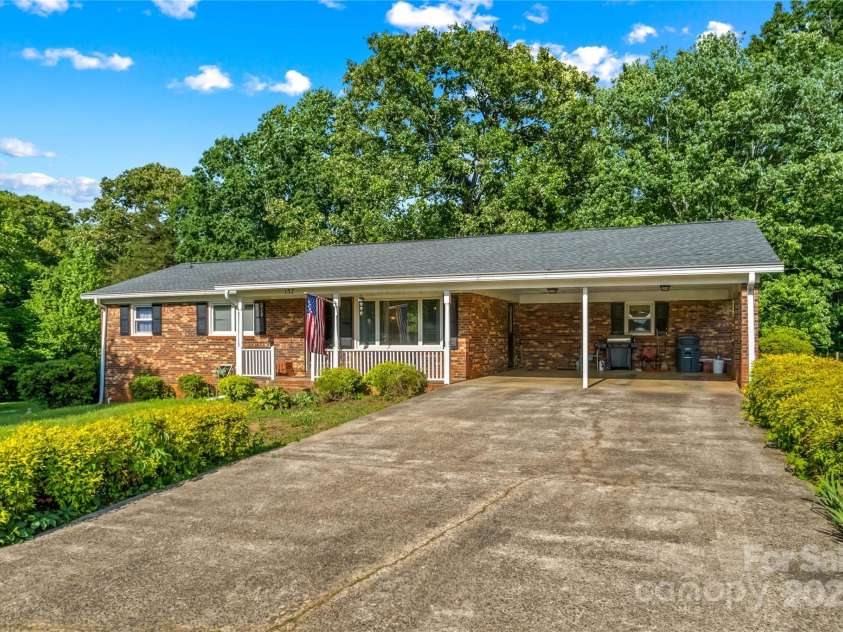 157 Meadowview Drive, Statesville, NC 28625.  MLS# CAR4256824, YatesRealty ID 14384. 