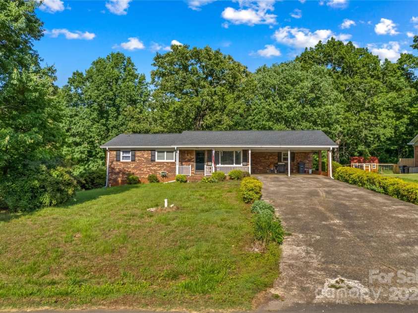 157 Meadowview Drive, Statesville, NC 28625.  MLS# CAR4256824, YatesRealty ID 14384. 