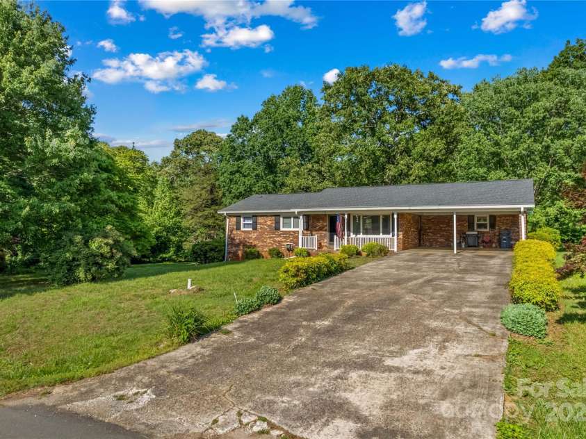 157 Meadowview Drive, Statesville, NC 28625.  MLS# CAR4256824, YatesRealty ID 14384. 