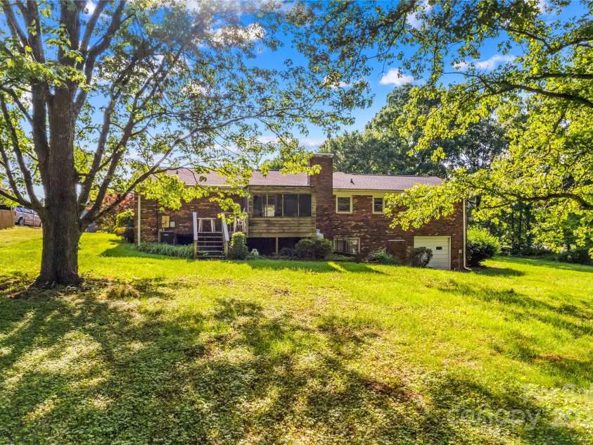 157 Meadowview Drive, Statesville, NC 28625.  MLS# CAR4256824, YatesRealty ID 14384. 