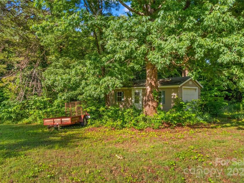 157 Meadowview Drive, Statesville, NC 28625.  MLS# CAR4256824, YatesRealty ID 14384. 