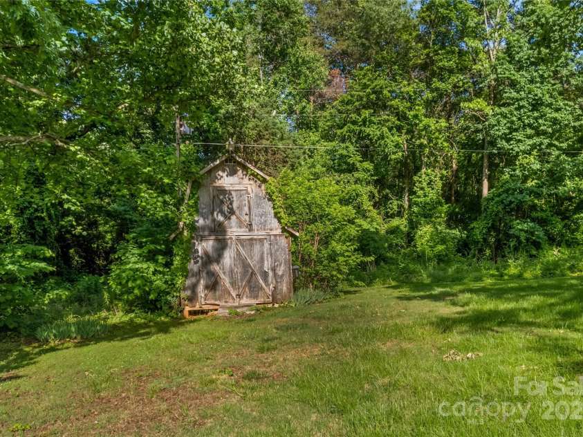 157 Meadowview Drive, Statesville, NC 28625.  MLS# CAR4256824, YatesRealty ID 14384. 
