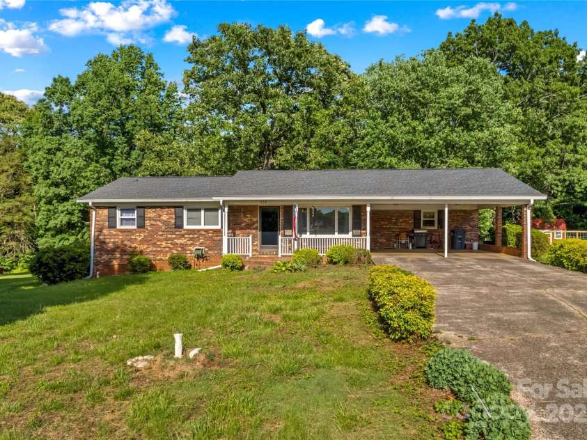 157 Meadowview Drive, Statesville, NC 28625.  MLS# CAR4256824, YatesRealty ID 14384. 