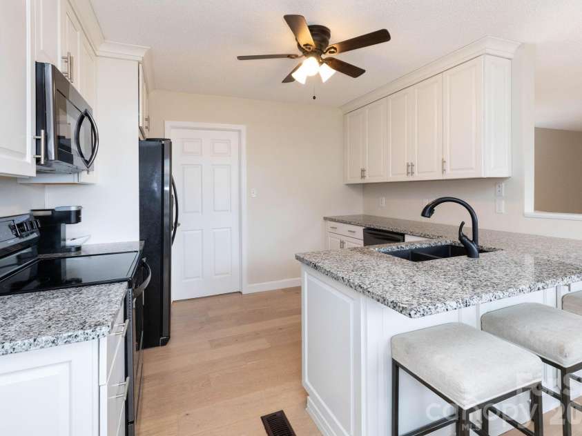 21 Lindon Cove Road, Candler, NC 28715.  MLS# CAR4361385, YatesRealty ID 14388. 