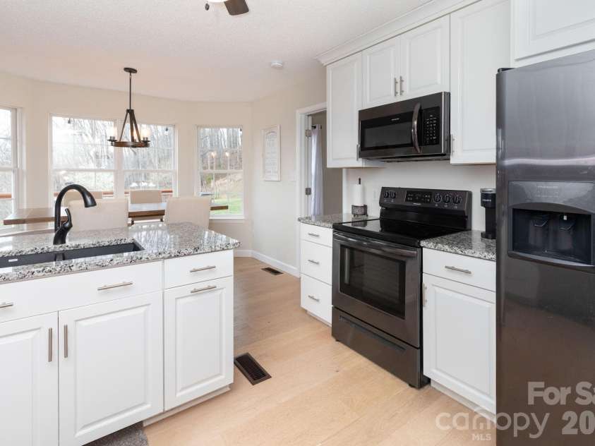21 Lindon Cove Road, Candler, NC 28715.  MLS# CAR4361385, YatesRealty ID 14388. 