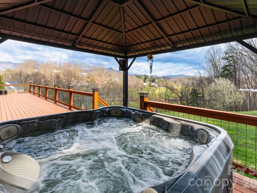 21 Lindon Cove Road, Candler, NC 28715.  MLS# CAR4361385, YatesRealty ID 14388. 