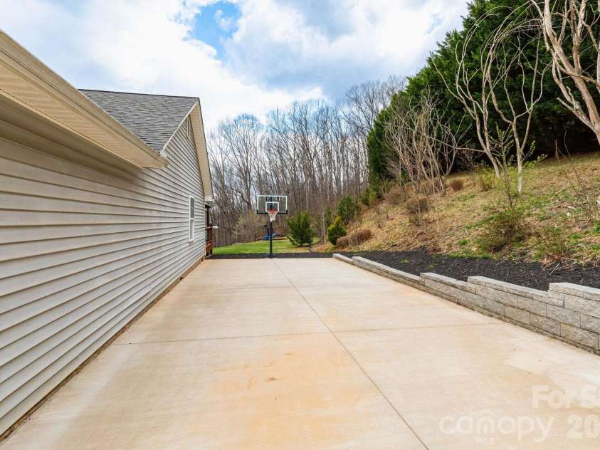 21 Lindon Cove Road, Candler, NC 28715.  MLS# CAR4361385, YatesRealty ID 14388. 