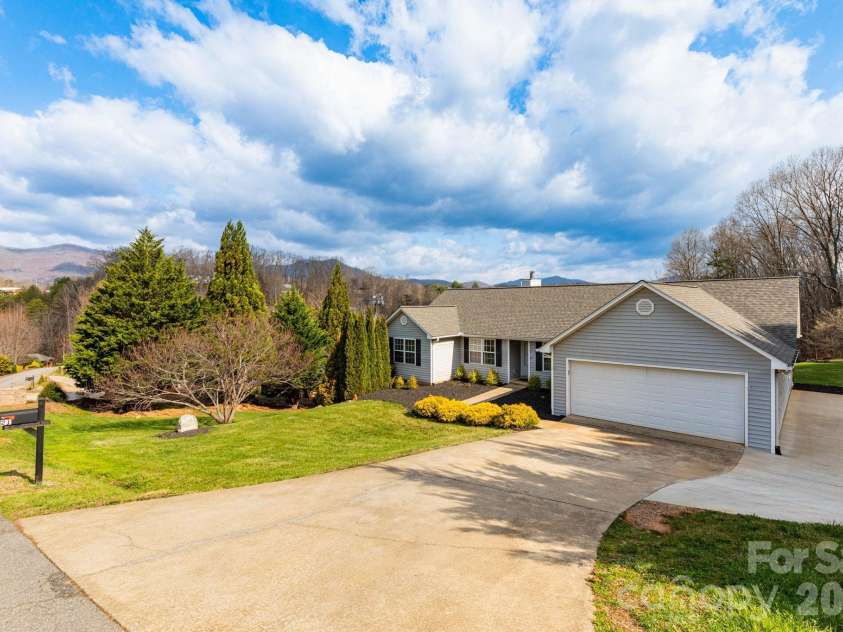 21 Lindon Cove Road, Candler, NC 28715.  MLS# CAR4361385, YatesRealty ID 14388. 