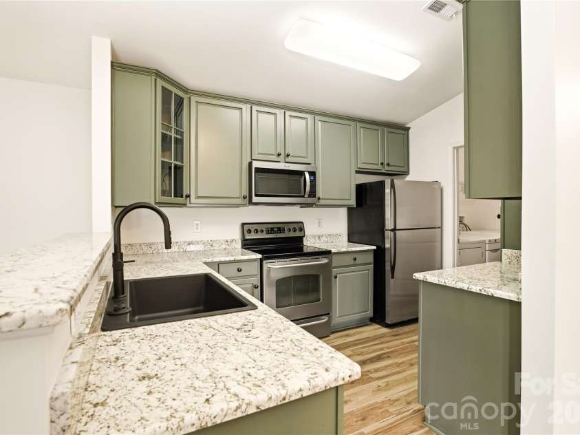 19777 Deer Valley Drive, Cornelius, NC 28031.  MLS# CAR4369434, YatesRealty ID 14389. Kitchen