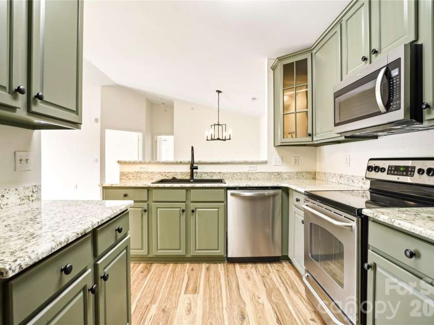 19777 Deer Valley Drive, Cornelius, NC 28031.  MLS# CAR4369434, YatesRealty ID 14389. Kitchen