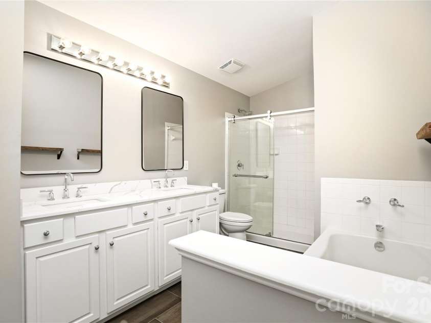 19777 Deer Valley Drive, Cornelius, NC 28031.  MLS# CAR4369434, YatesRealty ID 14389. Primary Bathroom