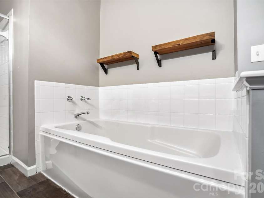 19777 Deer Valley Drive, Cornelius, NC 28031.  MLS# CAR4369434, YatesRealty ID 14389. Soaking Tub