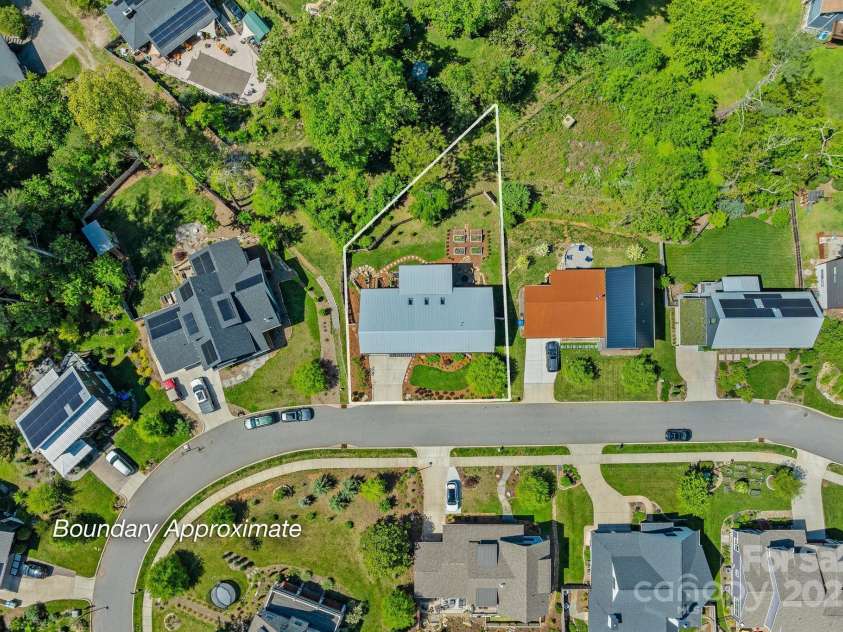 52 Malvern Walk, Asheville, NC 28806.  MLS# CAR4257541, YatesRealty ID 1439. Extensively landscaped .22 acre lot with raised garden beds