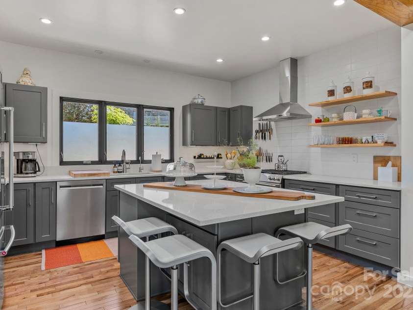 52 Malvern Walk, Asheville, NC 28806.  MLS# CAR4257541, YatesRealty ID 1439. Large, Eat-in Island