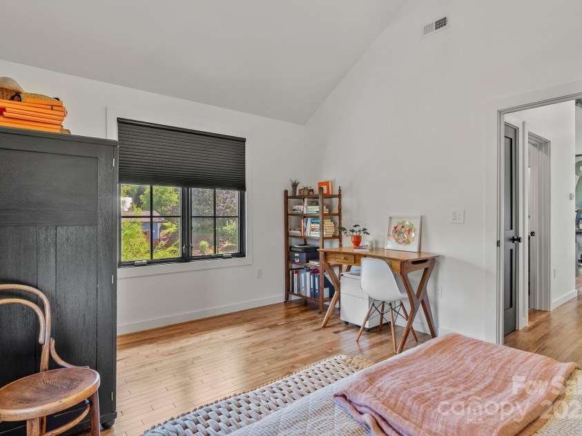 52 Malvern Walk, Asheville, NC 28806.  MLS# CAR4257541, YatesRealty ID 1439. Room for Desk or Seating
