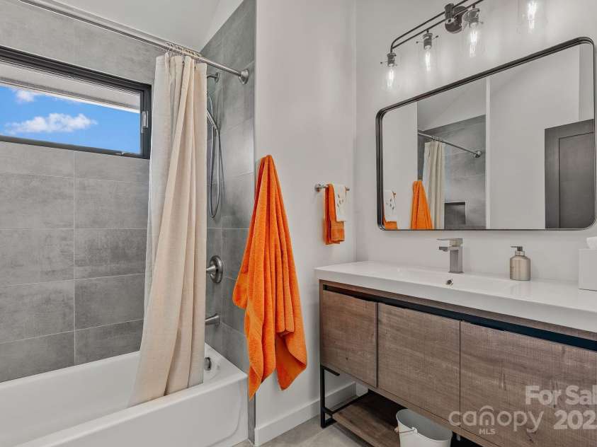 52 Malvern Walk, Asheville, NC 28806.  MLS# CAR4257541, YatesRealty ID 1439. Second Full Bathroom