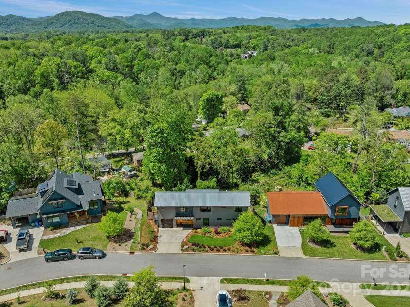 52 Malvern Walk, Asheville, NC 28806.  MLS# CAR4257541, YatesRealty ID 1439. Surrounded by Mountains