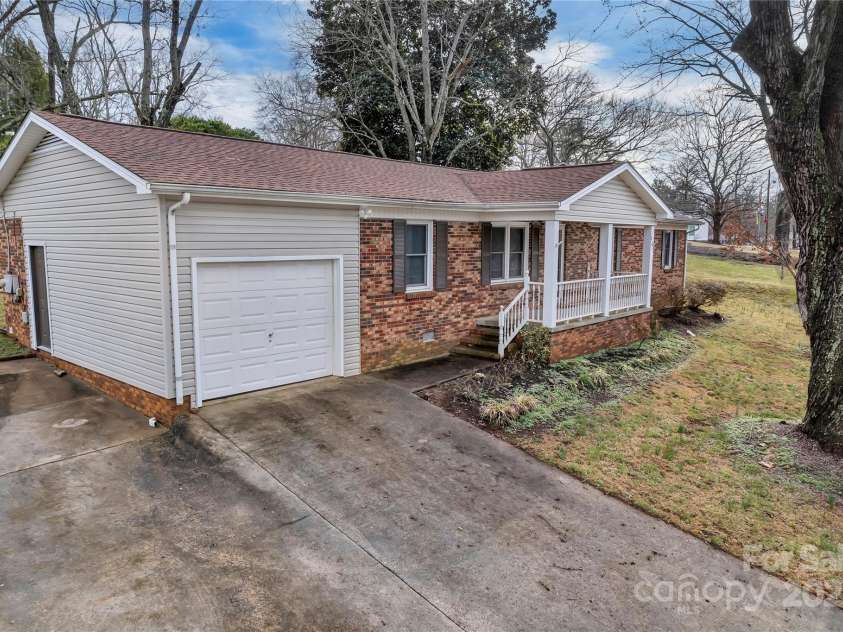 821 Cabaniss Drive, Shelby, NC 28150.  MLS# CAR4223114, YatesRealty ID 1439. 