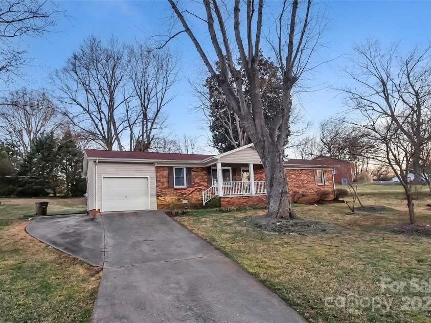 821 Cabaniss Drive, Shelby, NC 28150.  MLS# CAR4223114, YatesRealty ID 1439. 