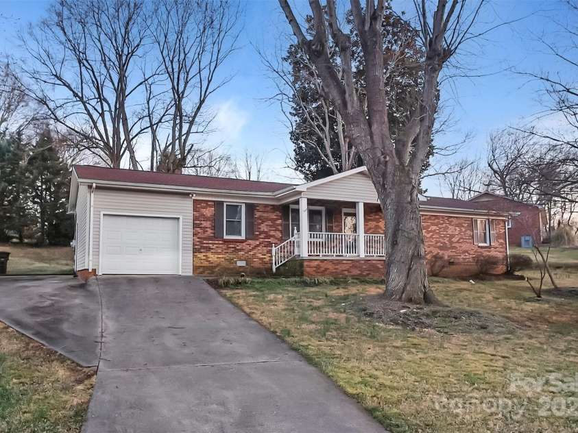 821 Cabaniss Drive, Shelby, NC 28150.  MLS# CAR4223114, YatesRealty ID 1439. 