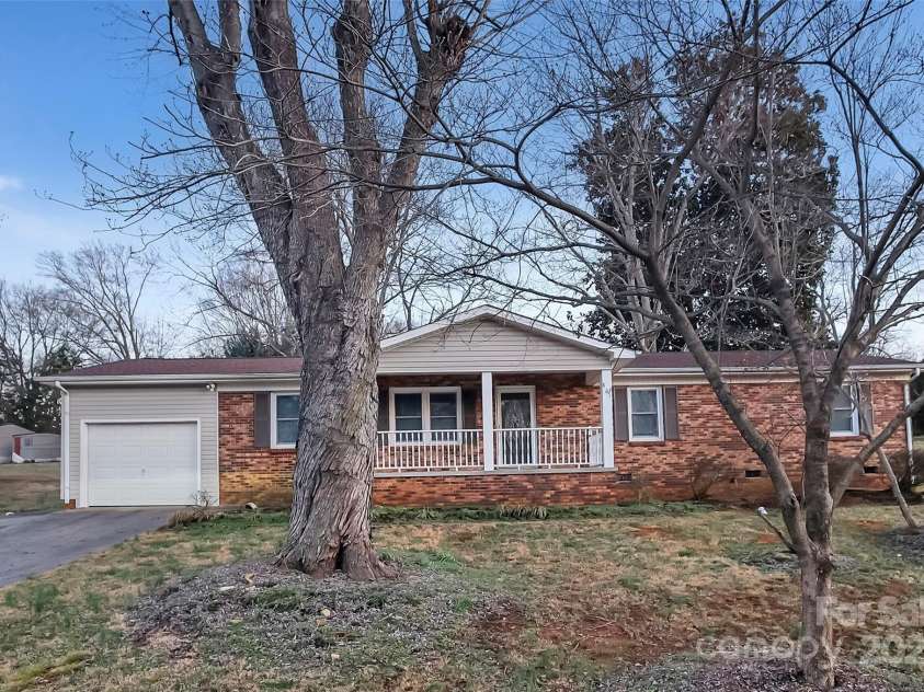 821 Cabaniss Drive, Shelby, NC 28150.  MLS# CAR4223114, YatesRealty ID 1439. 
