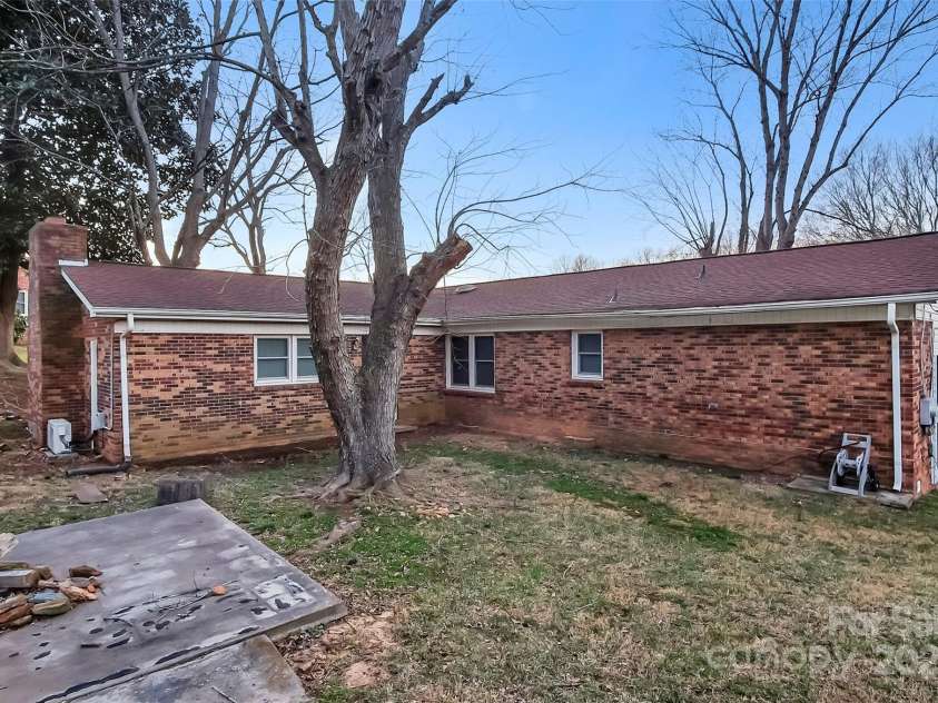 821 Cabaniss Drive, Shelby, NC 28150.  MLS# CAR4223114, YatesRealty ID 1439. 