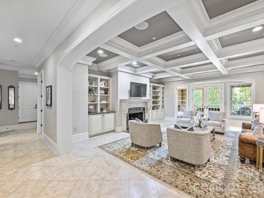 2210 Roswell Avenue, Charlotte, NC 28207.  MLS# CAR4370548, YatesRealty ID 14393. 