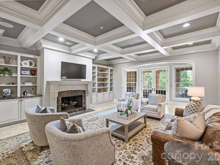 2210 Roswell Avenue, Charlotte, NC 28207.  MLS# CAR4370548, YatesRealty ID 14393. 