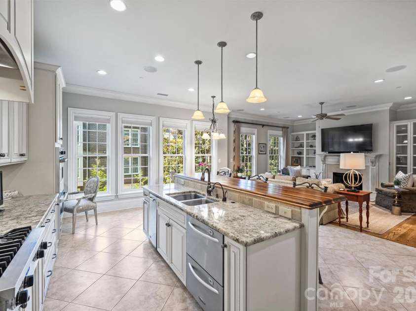 2210 Roswell Avenue, Charlotte, NC 28207.  MLS# CAR4370548, YatesRealty ID 14393. 