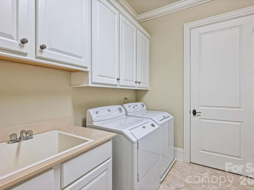 2210 Roswell Avenue, Charlotte, NC 28207.  MLS# CAR4370548, YatesRealty ID 14393. 