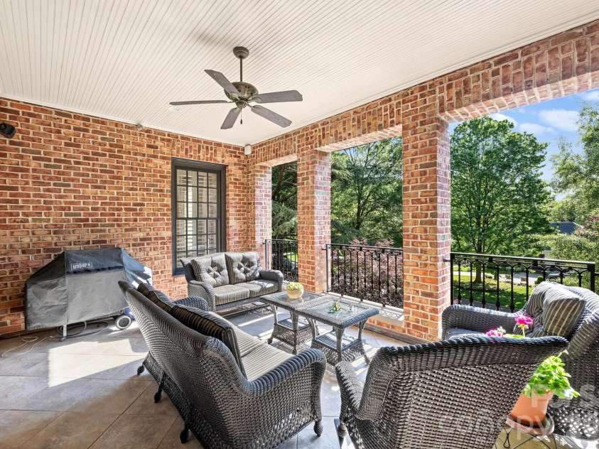 2210 Roswell Avenue, Charlotte, NC 28207.  MLS# CAR4370548, YatesRealty ID 14393. 