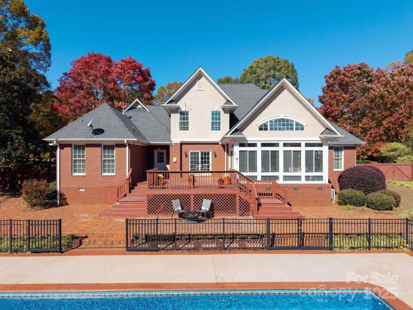 137 Clearcreek Drive, Boiling Springs, SC 29316.  MLS# CAR4322512, YatesRealty ID 1440. 