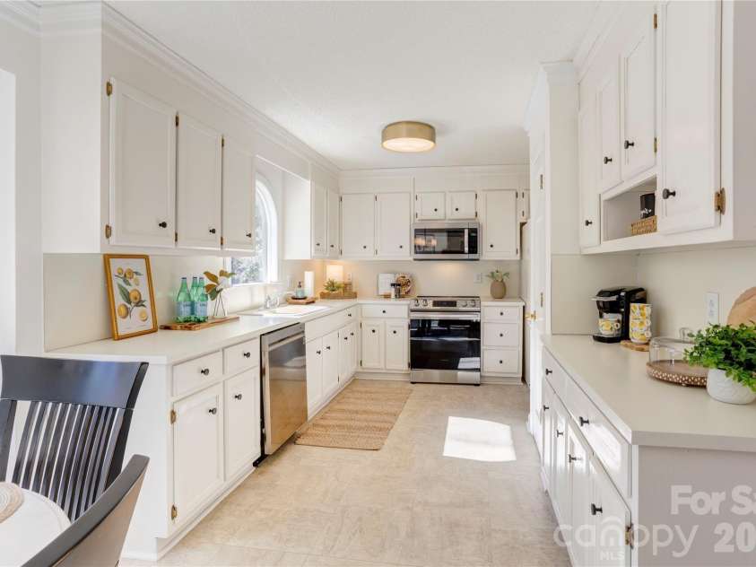 584 Sandringham Place, Concord, NC 28025.  MLS# CAR4359085, YatesRealty ID 14401. Bright Kitchen