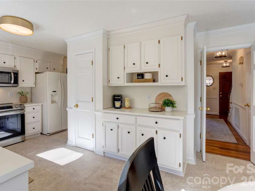 584 Sandringham Place, Concord, NC 28025.  MLS# CAR4359085, YatesRealty ID 14401. Kitchen - tons of cabinets & countertops