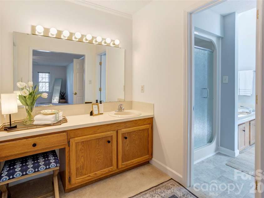 584 Sandringham Place, Concord, NC 28025.  MLS# CAR4359085, YatesRealty ID 14401. Large Primary Bath